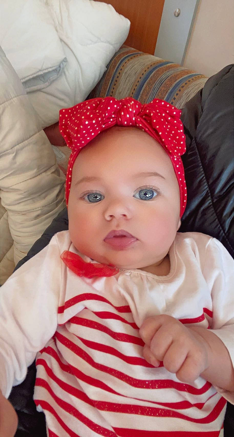 Kelsy a rejoint le concours — aidez-le/la à gagner de superbes lots ! baby, baby_toddler_clothing, cheek, chin, comfort, eye, head, headgear, headwear, lip, mouth, nose, outerwear, person, pink, red, skin, sleeve, smile, textile