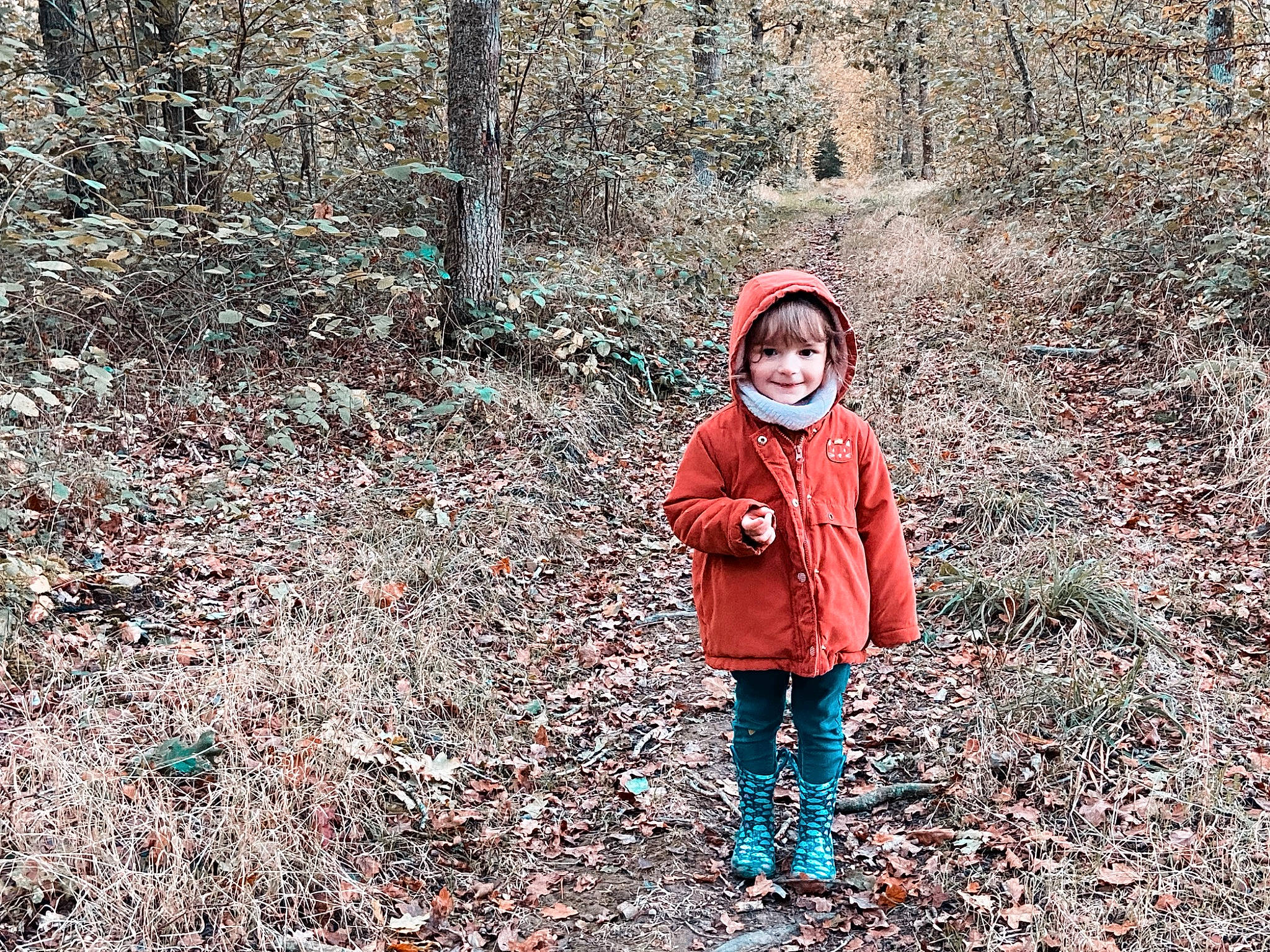 Lydia participe au concours pour gagner de l'argent avec cette photo : branch, deciduous, forest, freezing, grass, happy, jacket, joy, landscape, leisure, natural_landscape, people_in_nature, person, plant, recreation, smile, tints_and_shades, toddler, tree, wood