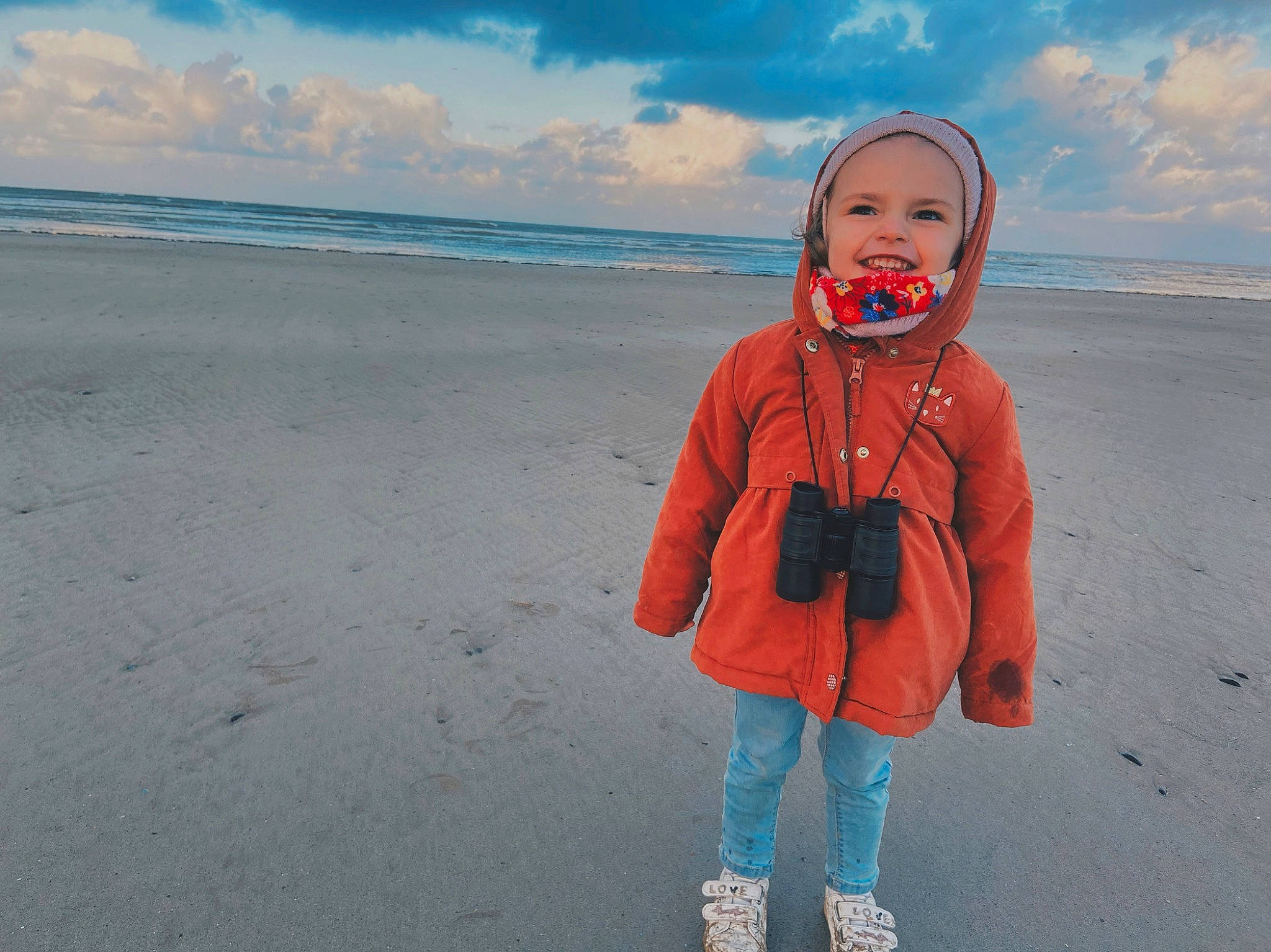 Lydia a rejoint le concours — aidez-le/la à gagner de superbes lots ! azure, baby_toddler_clothing, beach, blue, cloud, electric_blue, eye, fun, happy, headwear, horizon, joy, landscape, leisure, people_in_nature, person, recreation, sand, sky, sleeve