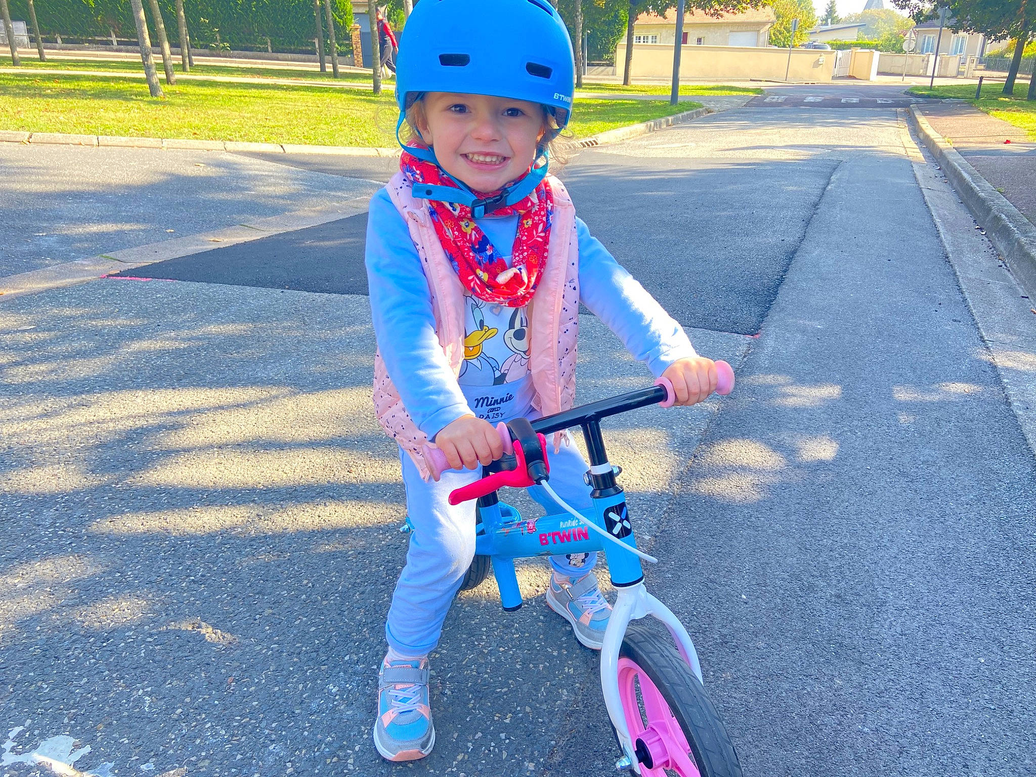 Lydia a rejoint le concours — aidez-le/la à gagner de superbes lots ! asphalt, bicycle, bicycle_accessory, bicycle_frame, bicycle_handlebar, bicycle_helmet, bicycle_part, bicycle_tire, bicycle_wheel, bicycles_equipment_and_supplies, face, headwear, helmet, joy, mode_of_transport, outdoor_recreation, person, photograph, smile, sports_equipment