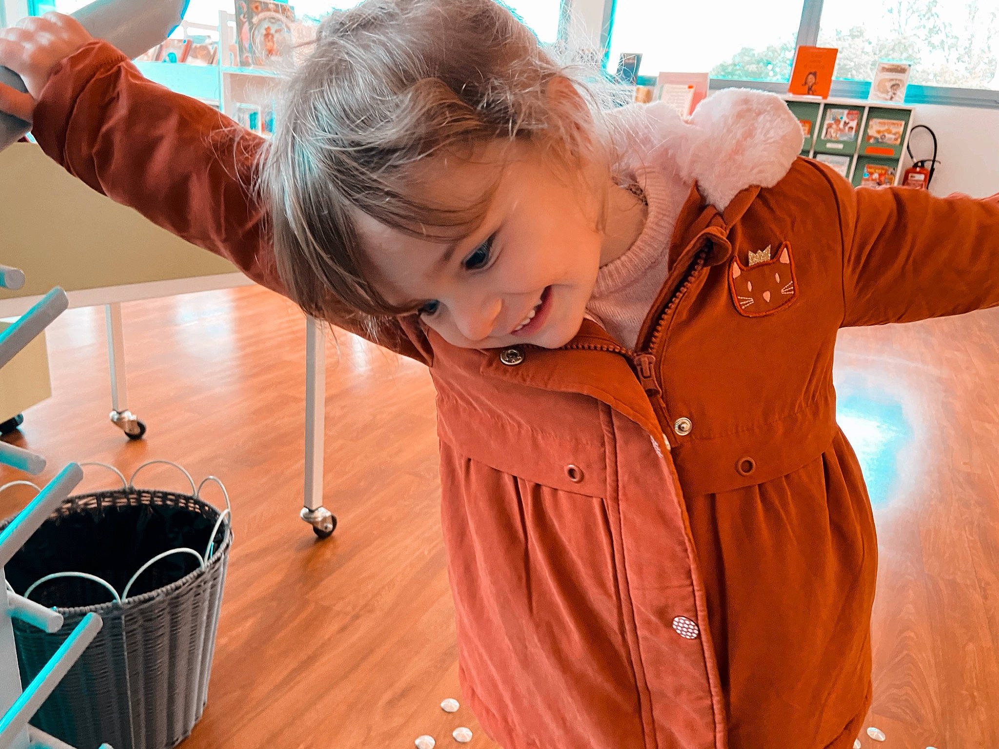 Lydia participe au concours pour gagner de l'argent avec cette photo : arm, baby_toddler_clothing, child, flooring, fun, hand, happy, hardwood, joy, leisure, office_supplies, person, play, room, science, skin, sleeve, smile, tableware, toddler