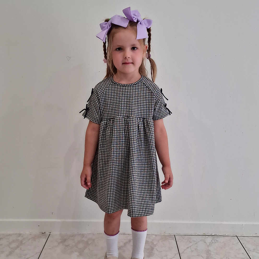 Sofia participe au concours pour gagner de l'argent avec cette photo : bodypart, child, clothing, costume, dress, face, female, finger, footwear, girl, hand, hat, head, person, photography, portrait, sandal, shoe, skirt, standing