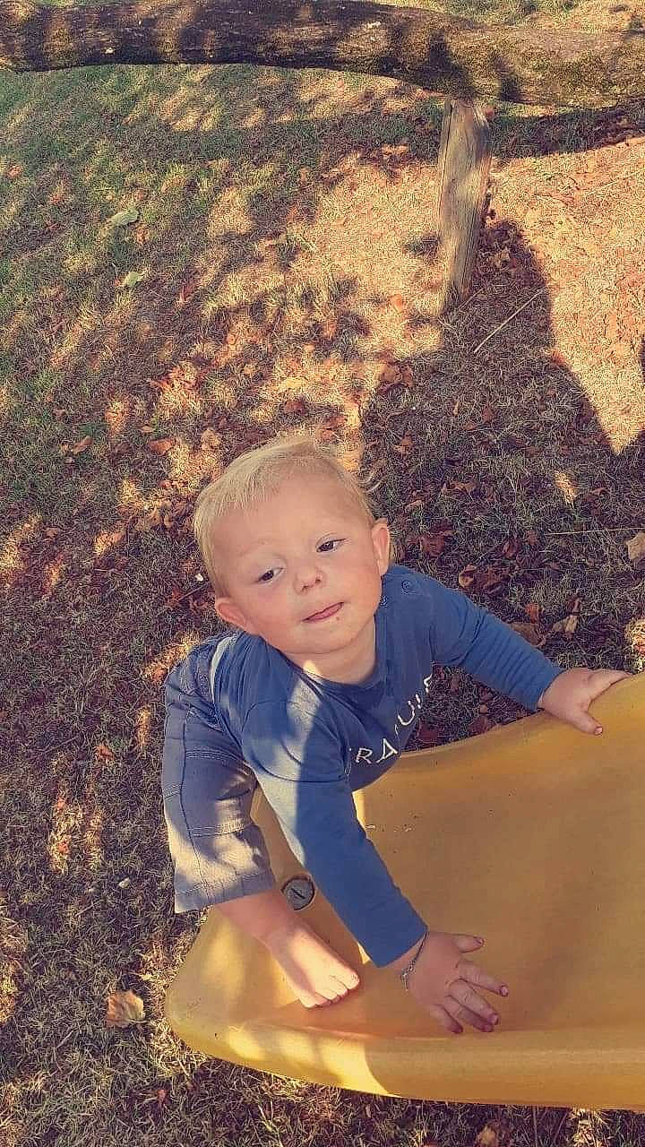 Ylenzo participe au concours pour gagner de l'argent avec cette photo : child, fawn, fun, person, photograph, play, sitting, smile, toddler