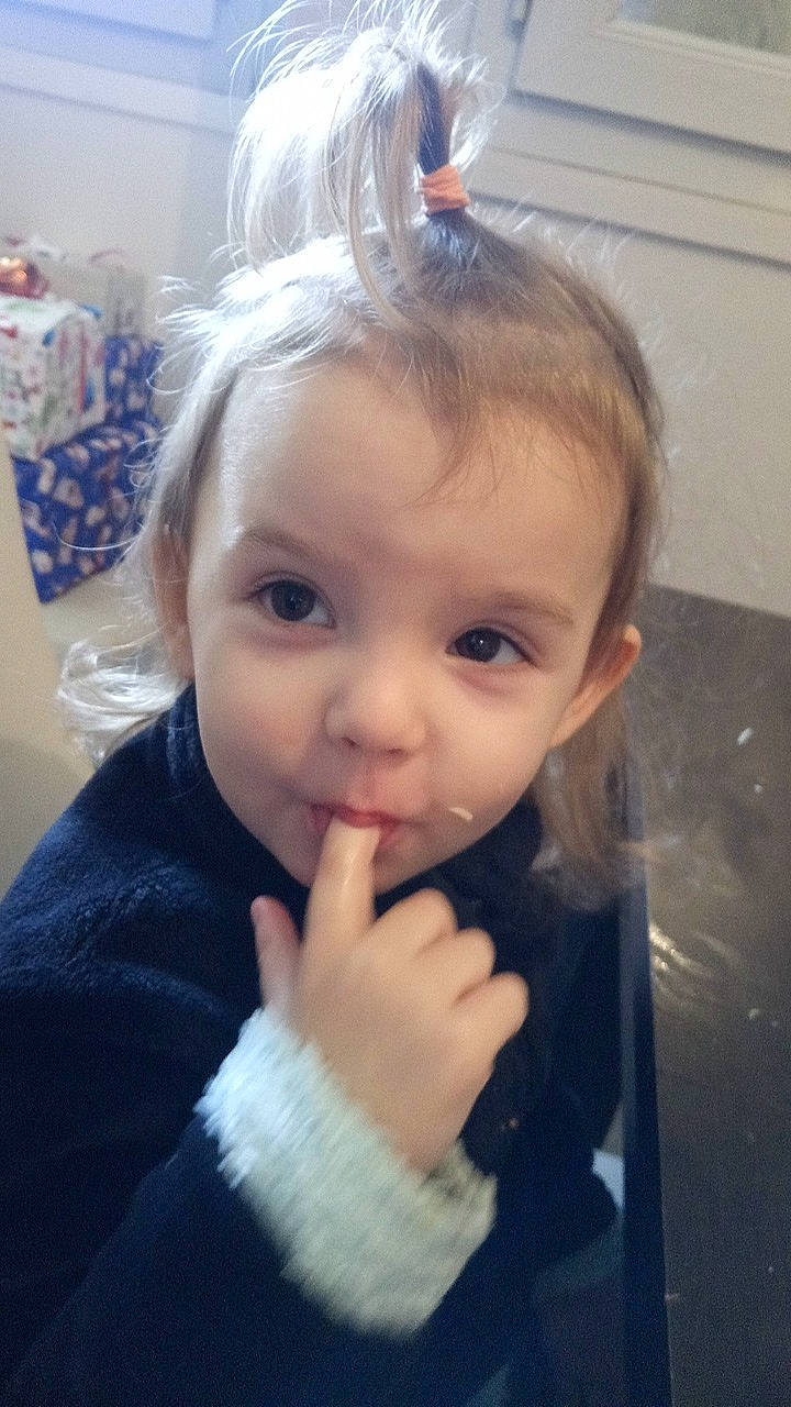 Lyna participe au concours pour gagner de l'argent avec cette photo : baby, blond, cheek, child, ear, eye, eyebrow, face, finger, forehead, gesture, hair, head, iris, lip, nose, person, skin, thumb, toddler