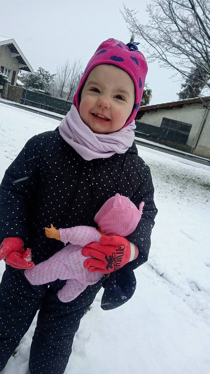 Lyna participe au concours pour gagner de l'argent avec cette photo : bonnet, cheek, child, cool, fashion_accessory, freezing, fun, glove, head, headgear, joy, knit_cap, outerwear, person, pink, play, playing_in_the_snow, scarf, smile, snow