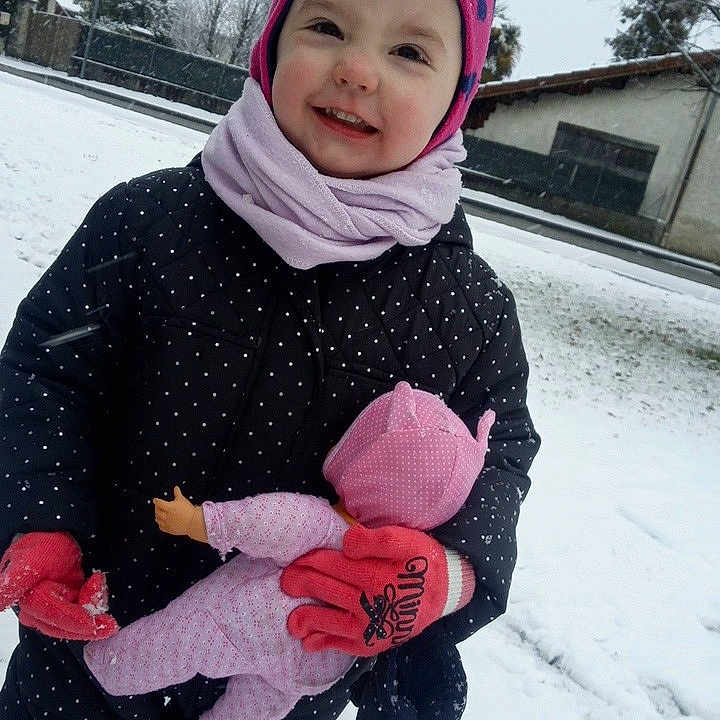 Lyna participe au concours pour gagner de l'argent avec cette photo : bonnet, cheek, child, cool, fashion_accessory, freezing, fun, glove, head, headgear, joy, knit_cap, outerwear, person, pink, play, playing_in_the_snow, scarf, smile, snow