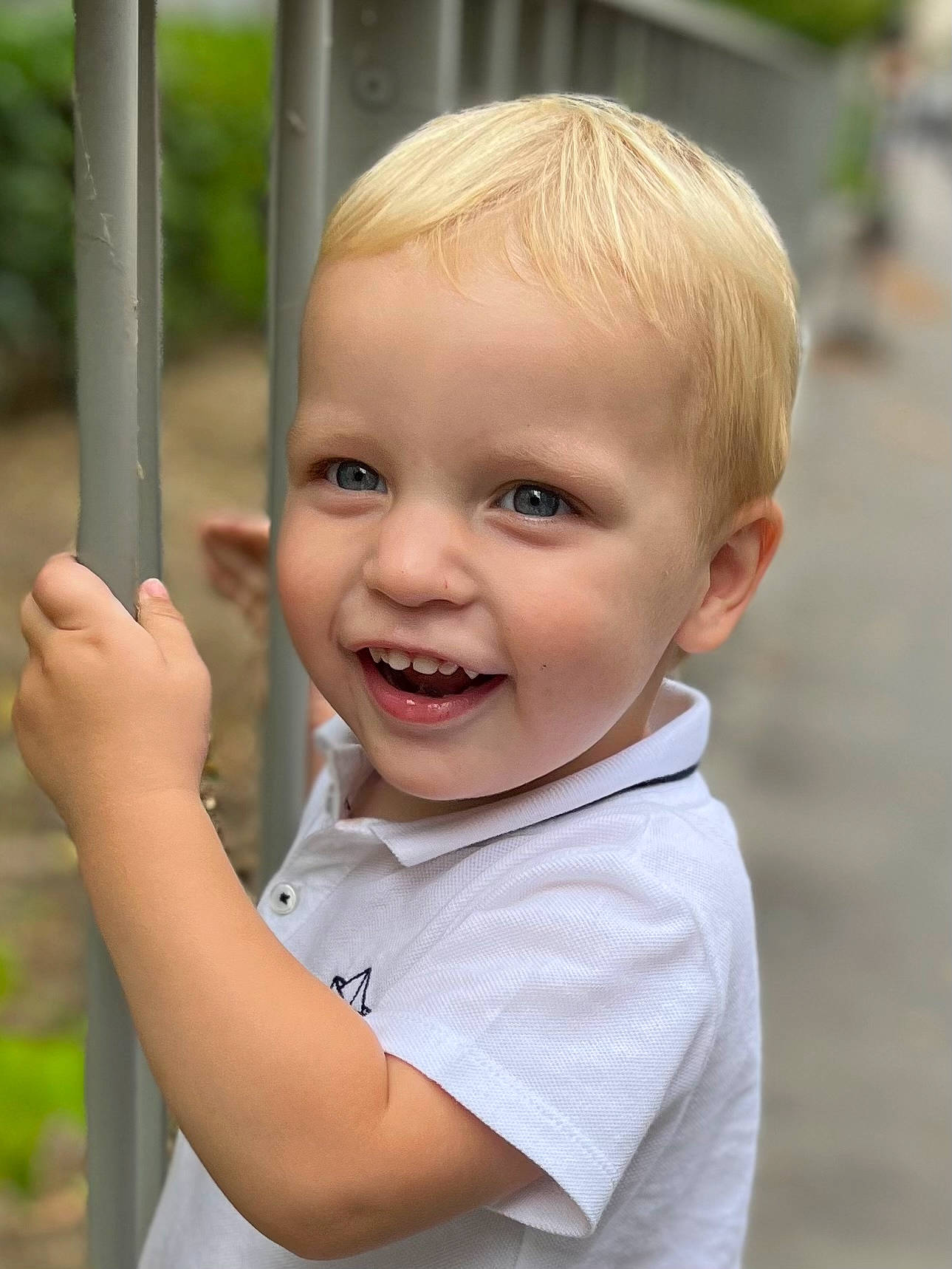 Augustin participe au concours pour gagner de l'argent avec cette photo : arm, cheek, eye, eyebrow, gesture, grass, hand, happy, human_body, iris, joy, leisure, lip, nose, people_in_nature, person, plant, shoulder, skin, sleeve