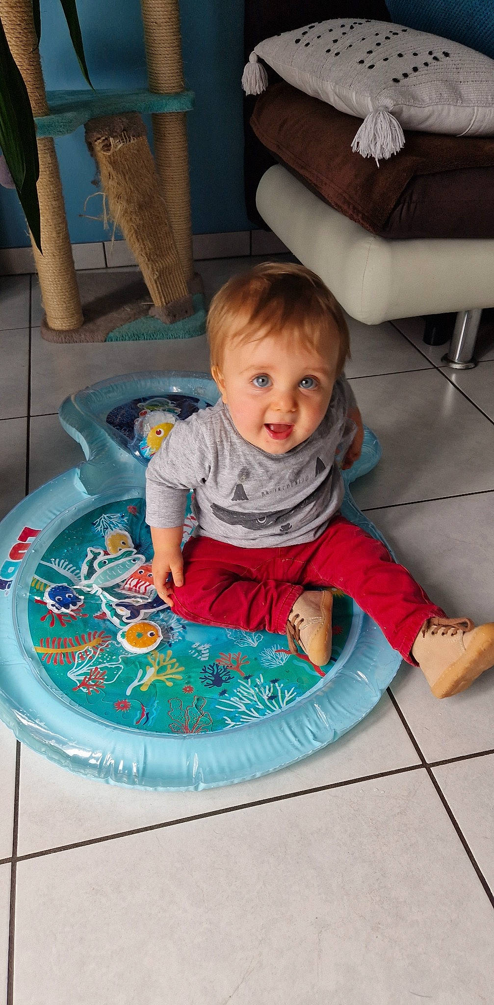 Milo a rejoint le concours — aidez-le/la à gagner de superbes lots ! baby, baby_products, baby_toddler_clothing, chair, child, circle, comfort, floor, flooring, fun, happy, leisure, person, play, recreation, room, sitting, smile, surprise, toddler