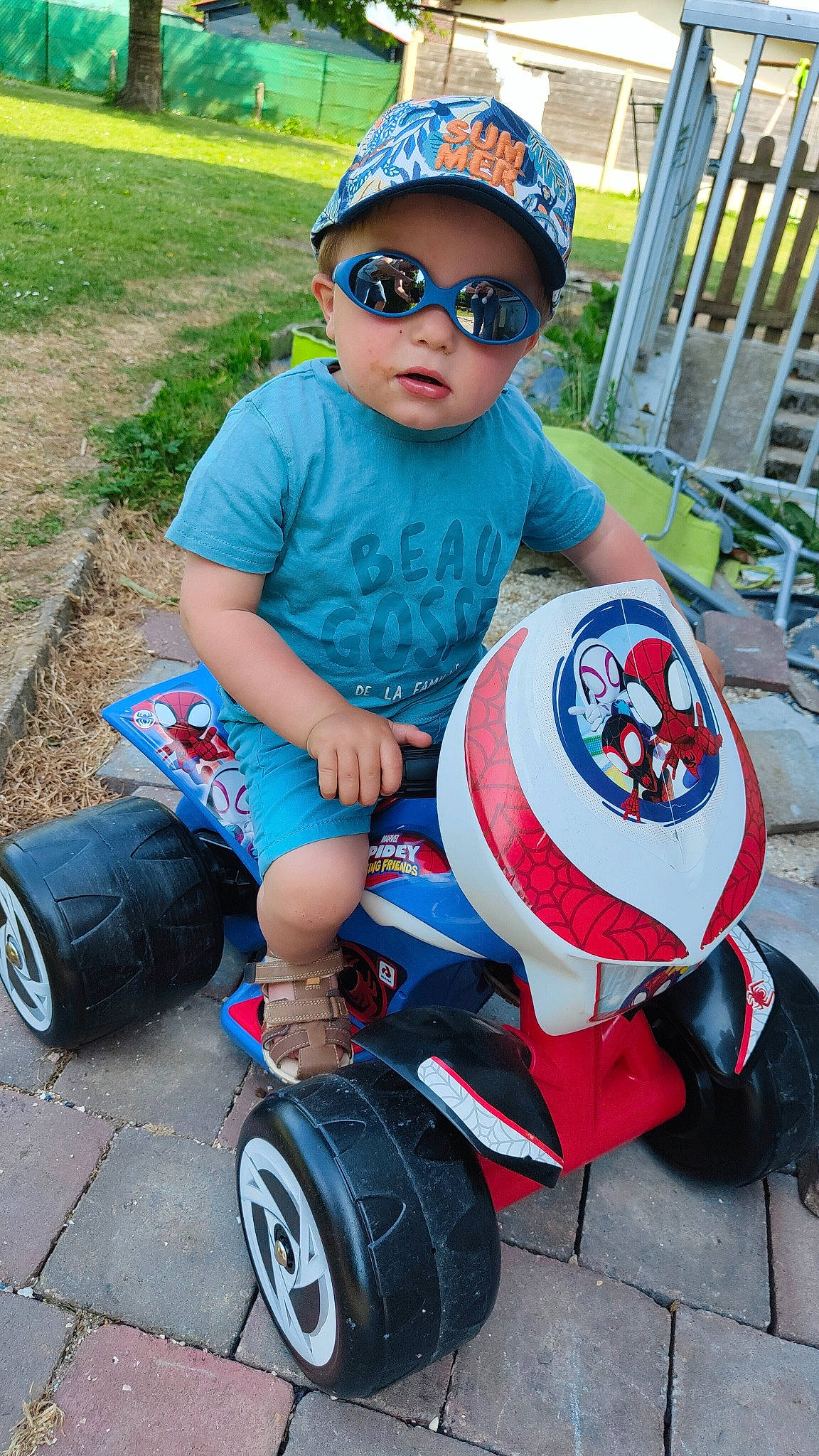 Milo a rejoint le concours — aidez-le/la à gagner de superbes lots ! automotive_tire, baby_toddler_clothing, baseball_cap, blue, cap, cool, electric_blue, eyewear, face, fun, goggles, hat, headgear, headwear, helmet, person, rolling, shorts, sneakers, sunglasses