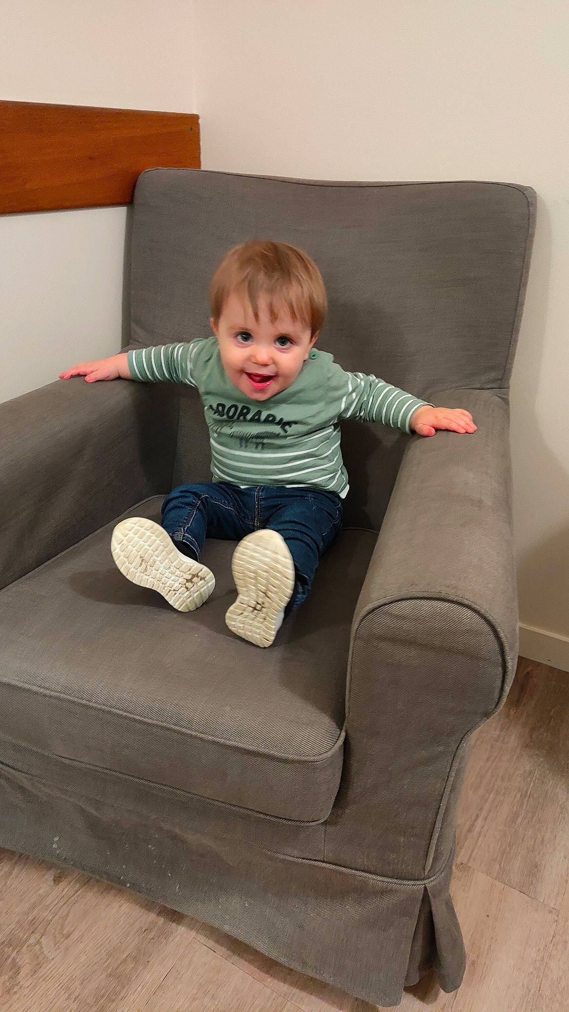 Milo a rejoint le concours — aidez-le/la à gagner de superbes lots ! chair, comfort, couch, floor, flooring, furniture, hardwood, human_body, joy, knee, lap, leg, living_room, person, rectangle, sitting, sleeve, smile, studio_couch, t_shirt