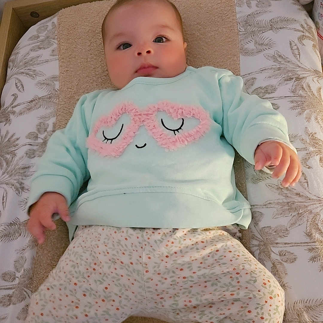 Isalyne participe au concours pour gagner de l'argent avec cette photo : applique, baby, bed, bodypart, clothing, couch, crib, cushion, face, finger, furniture, hand, head, homedecor, infantbed, pants, pattern, person, photography, portrait