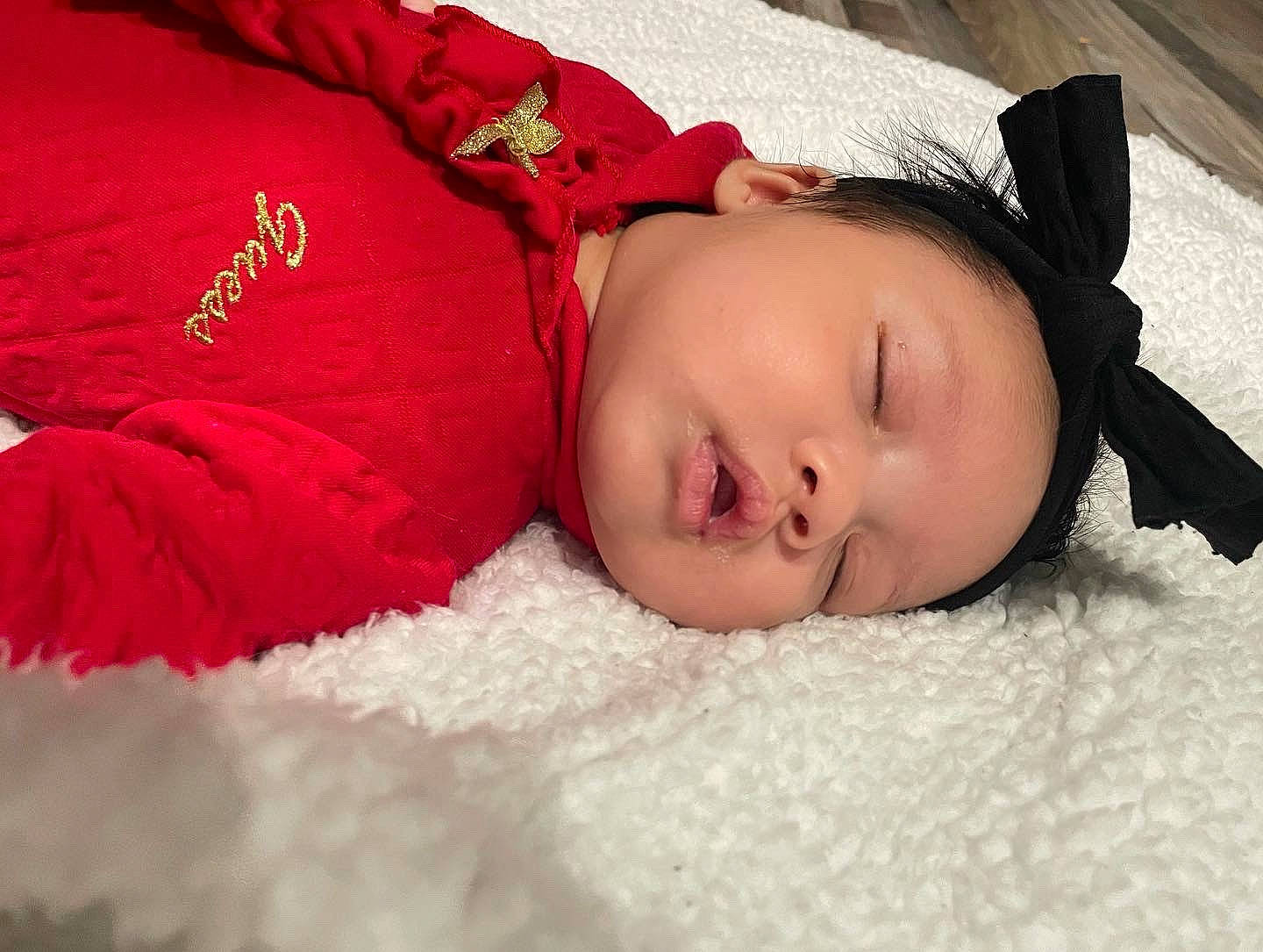 Alizae is registered to the contest to win money with this photo: baby, baby_toddler_clothing, bedtime, carmine, child, comfort, fashion_accessory, fur, headwear, linens, lip, magenta, nap, person, portrait_photography, room, skin, sleep, sleeve, snow
