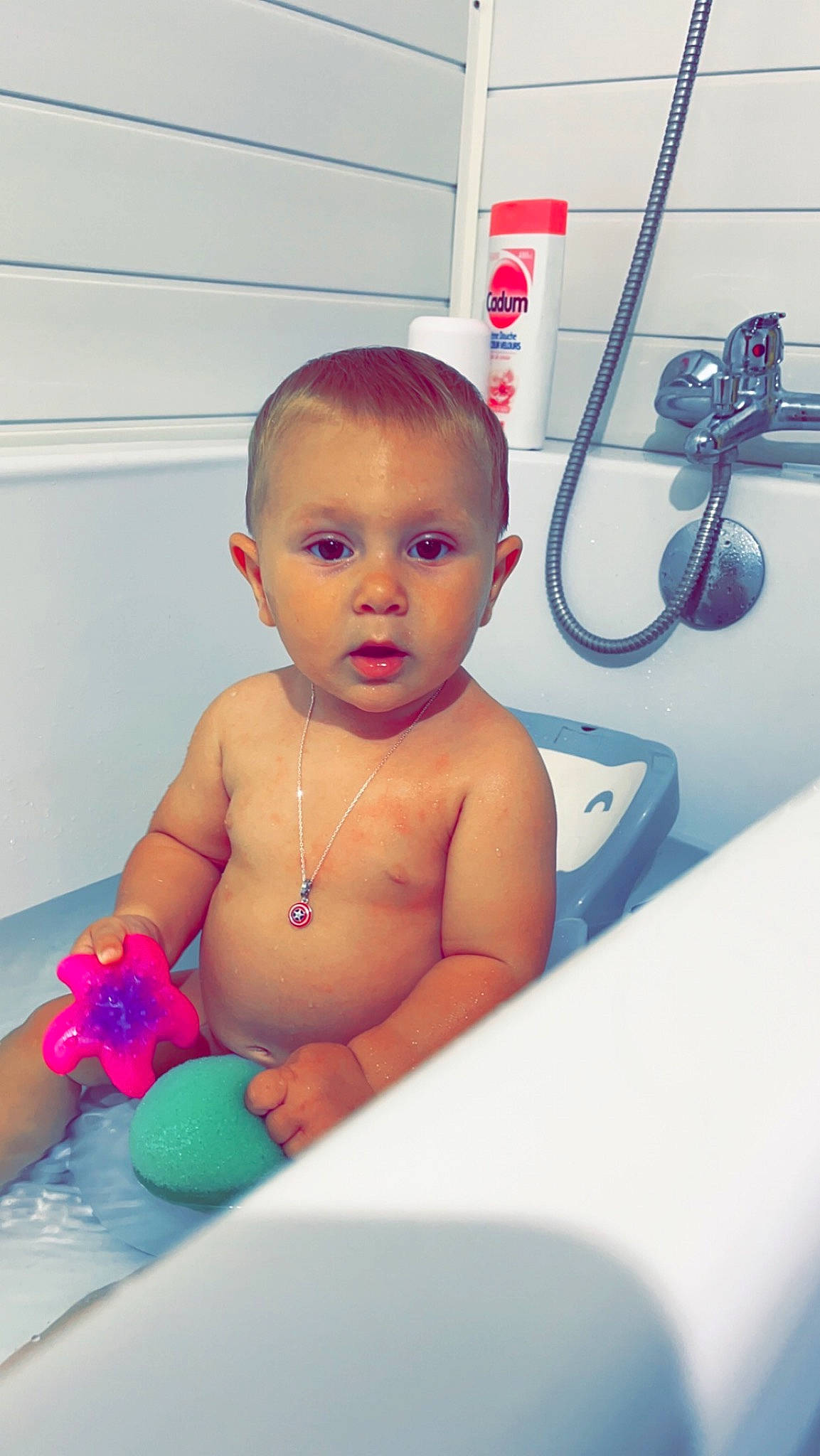 Ismaël participe au concours pour gagner de l'argent avec cette photo : abdomen, baby, baby_bathing, bathing, bathroom, cheek, chest, eye, gas, human_body, leisure, person, plumbing, plumbing_fixture, product, skin, stomach, surprise, tap, thumb