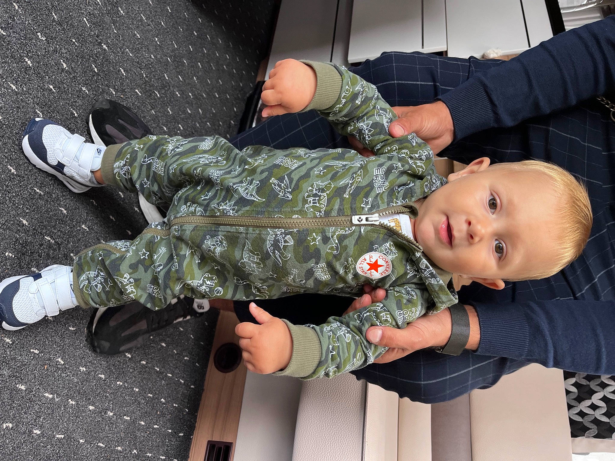 Ismaël a rejoint le concours — aidez-le/la à gagner de superbes lots ! army, baby, baby_toddler_clothing, camouflage, child, comfort, gesture, human_leg, military, military_camouflage, military_organization, military_person, military_uniform, pattern, person, sleeve, smile, soldier, thumb, toddler
