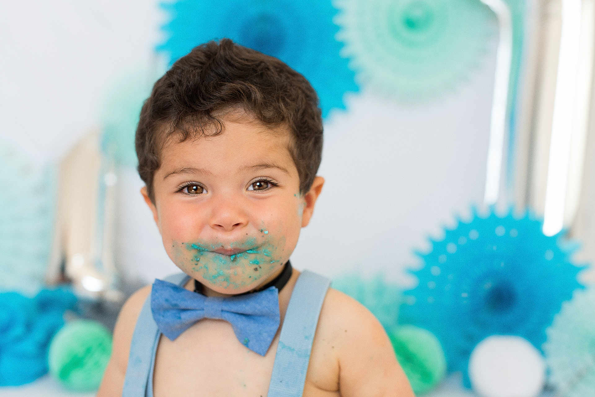 Estéban participe au concours pour gagner de l'argent avec cette photo : toddler, child, face_paint, blue_bow_tie, suspenders, cake_smear, smile, happy, portrait, celebration, party_decor, indoor, cute, messy, brown_hair, young_child, fun, festive, background_blur, person