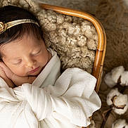Agathe participe au concours pour gagner de l'argent avec cette photo : newborn, baby, sleeping, blanket, headband, flower, basket, cotton, soft_texture, wrapped, peaceful, infant, closeup, indoor, cute, portrait, resting, cozy, delicate, natural