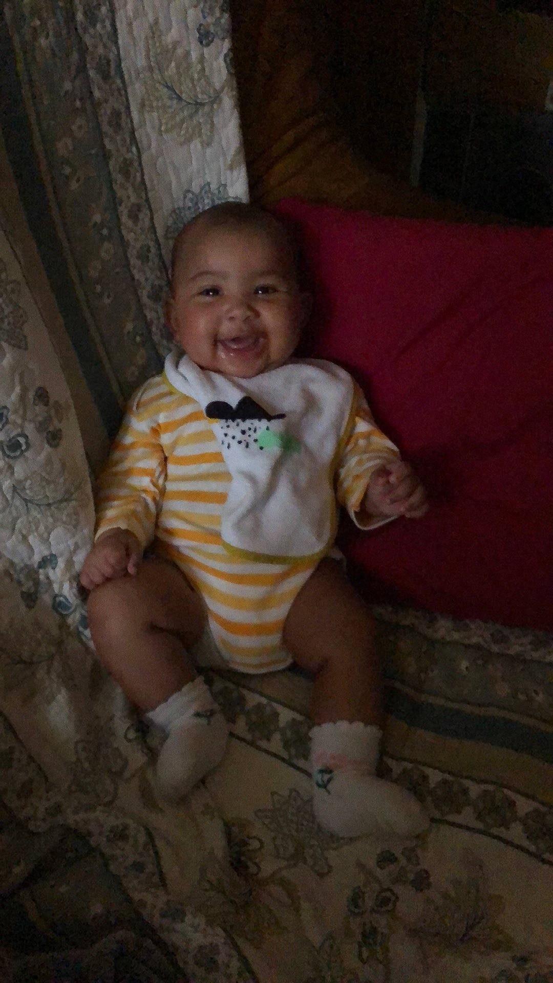 Aya a rejoint le concours — aidez-le/la à gagner de superbes lots ! baby, baby_toddler_clothing, cheek, clothing, comfort, couch, eye, finger, floor, human_body, iris, joy, mammal, mouth, person, shorts, skin, sleeve, smile, thigh