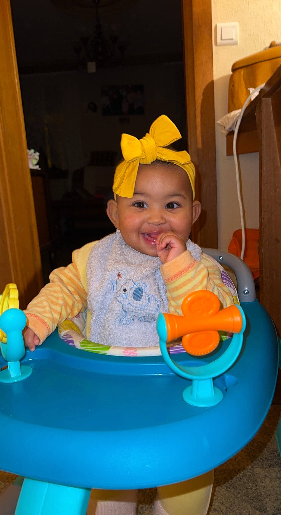 Aya participe au concours pour gagner de l'argent avec cette photo : baby, baby_playing_with_toys, baby_products, baby_toddler_clothing, chair, child, dishware, door, event, face, fun, happy, headwear, joy, person, plastic, plate, room, sitting, smile