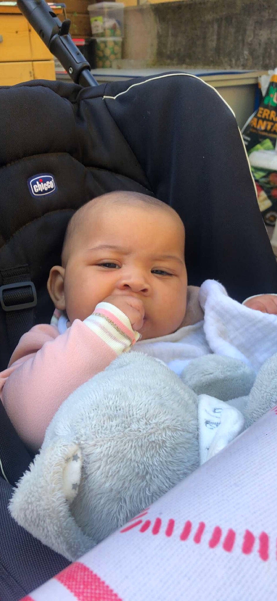 Aya a rejoint le concours — aidez-le/la à gagner de superbes lots ! baby, baby_in_car_seat, baby_products, baby_sleeping, baby_toddler_clothing, car_seat, cheek, child, chin, comfort, face, finger, hairstyle, linens, nail, person, shelf, sitting, skin, thumb