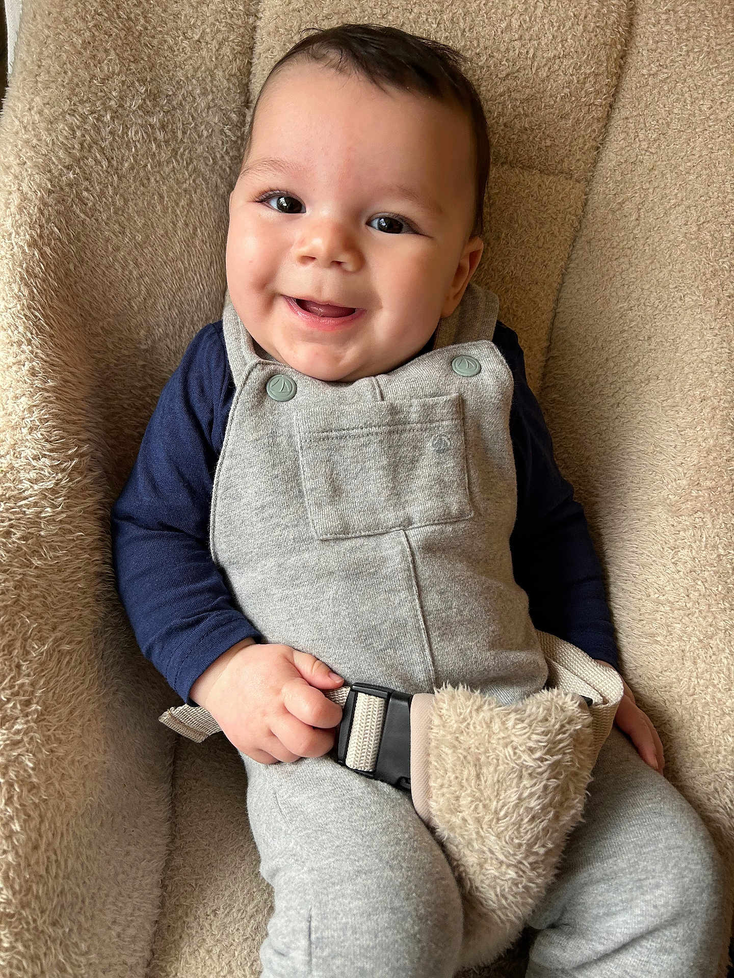 Léandro a rejoint le concours — aidez-le/la à gagner de superbes lots ! baby, smiling, infant, romper, blue_shirt, seatbelt, fuzzy_chair, cozy, happy, cute, child, indoor, portrait, one_person, sitting, comfortable, soft_texture, young_child, closeup, face