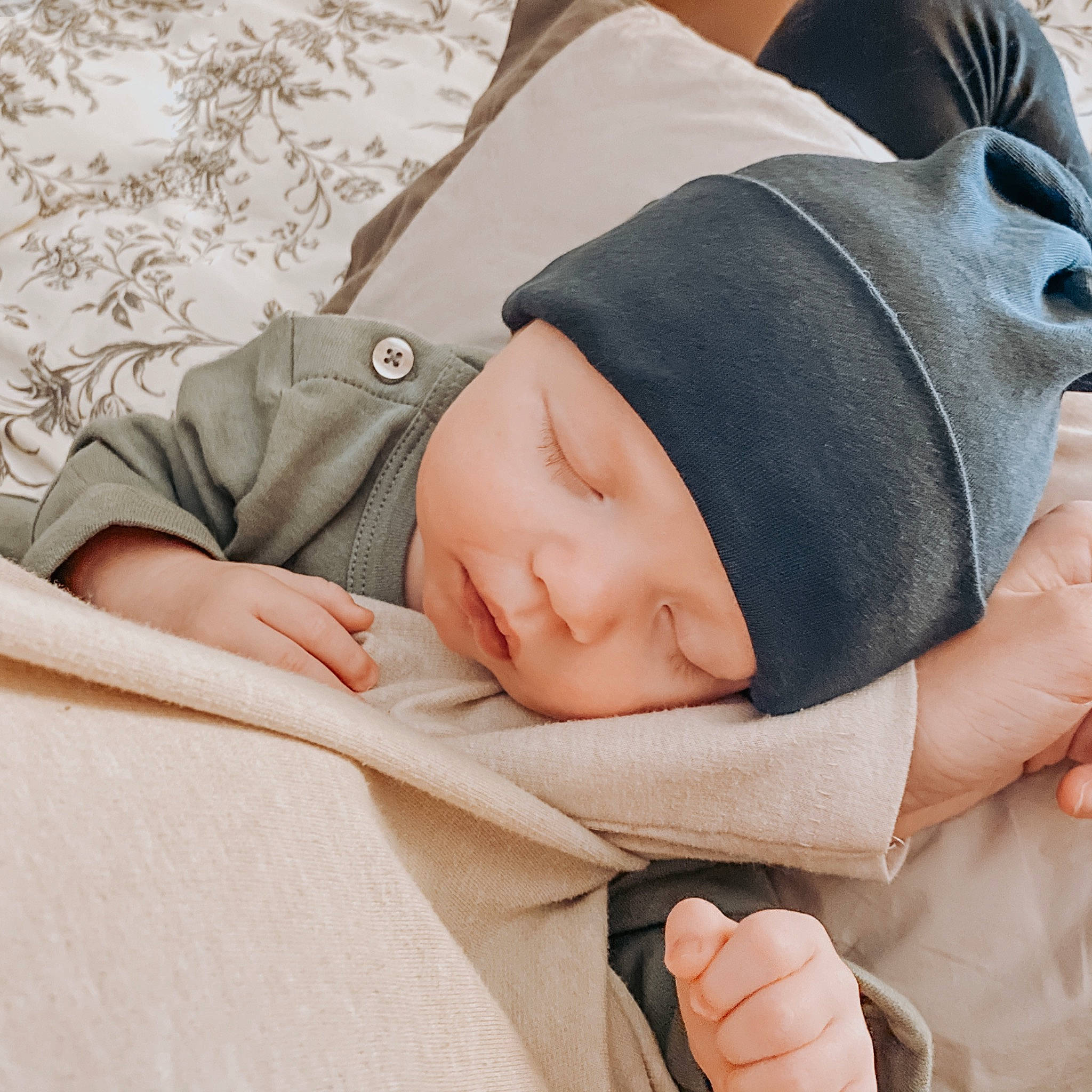 Ander is registered to the contest to win money with this photo: baby, baby_sleeping, child, hand, headgear, headwear, nap, person, sleep, toddler