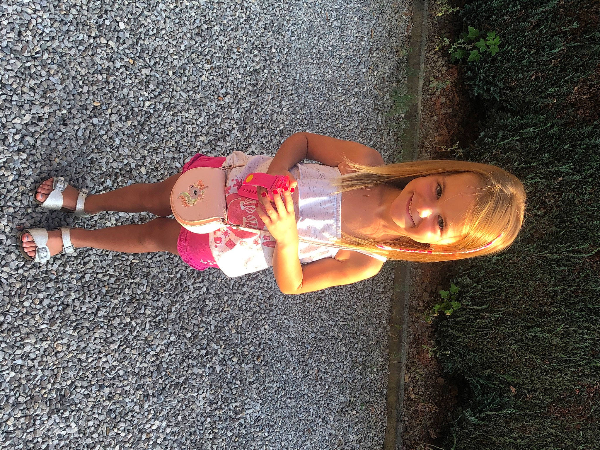 Victoria a rejoint le concours — aidez-le/la à gagner de superbes lots ! asphalt, calf, concrete, elbow, finger, foot, fun, grass, hat, human_leg, joy, knee, leisure, person, road_surface, shadow, sidewalk, thigh, thumb, toddler