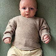 Elyo participe au concours pour gagner de l'argent avec cette photo : baby, infant, child, portrait, face, eyes, hands, sweater, knitwear, pants, blanket, fabric, lying_down, staring, expressionless, cute, newborn, soft_lighting, centered, indoors