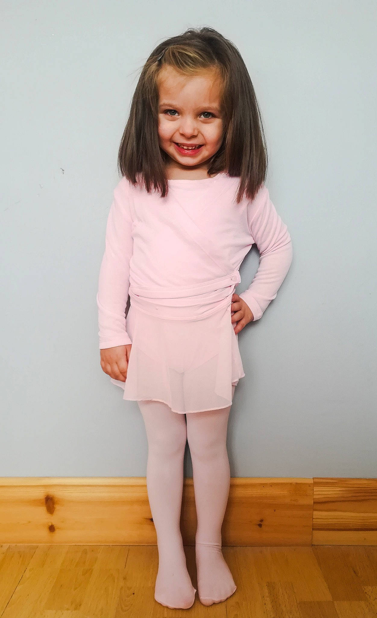 Emy a rejoint le concours — aidez-le/la à gagner de superbes lots ! beauty, child, child_model, clothing, footwear, girl, joint, joy, leg, leggings, outerwear, person, pink, shoe, shoulder, sleeve, smile, standing, tights, top