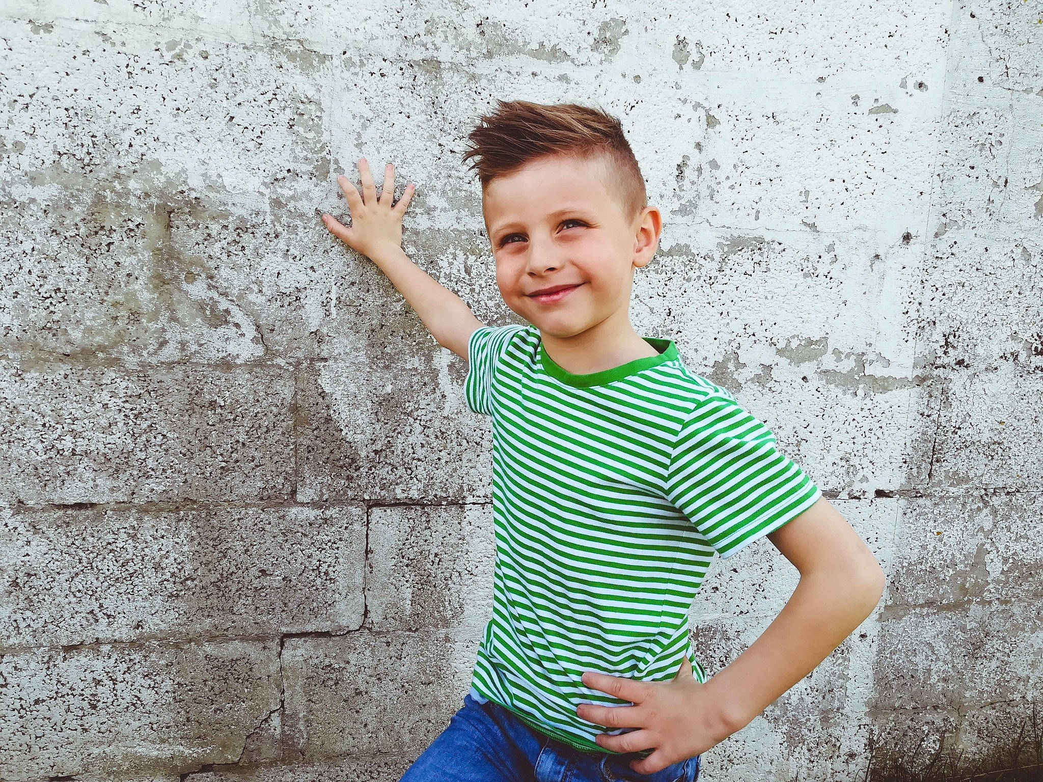 Léo participe au concours pour gagner de l'argent avec cette photo : boy, child, cool, facial_expression, fun, girl, green, happiness, joy, pattern, people, person, photograph, photography, portrait_photography, smile, standing, toddler, vacation