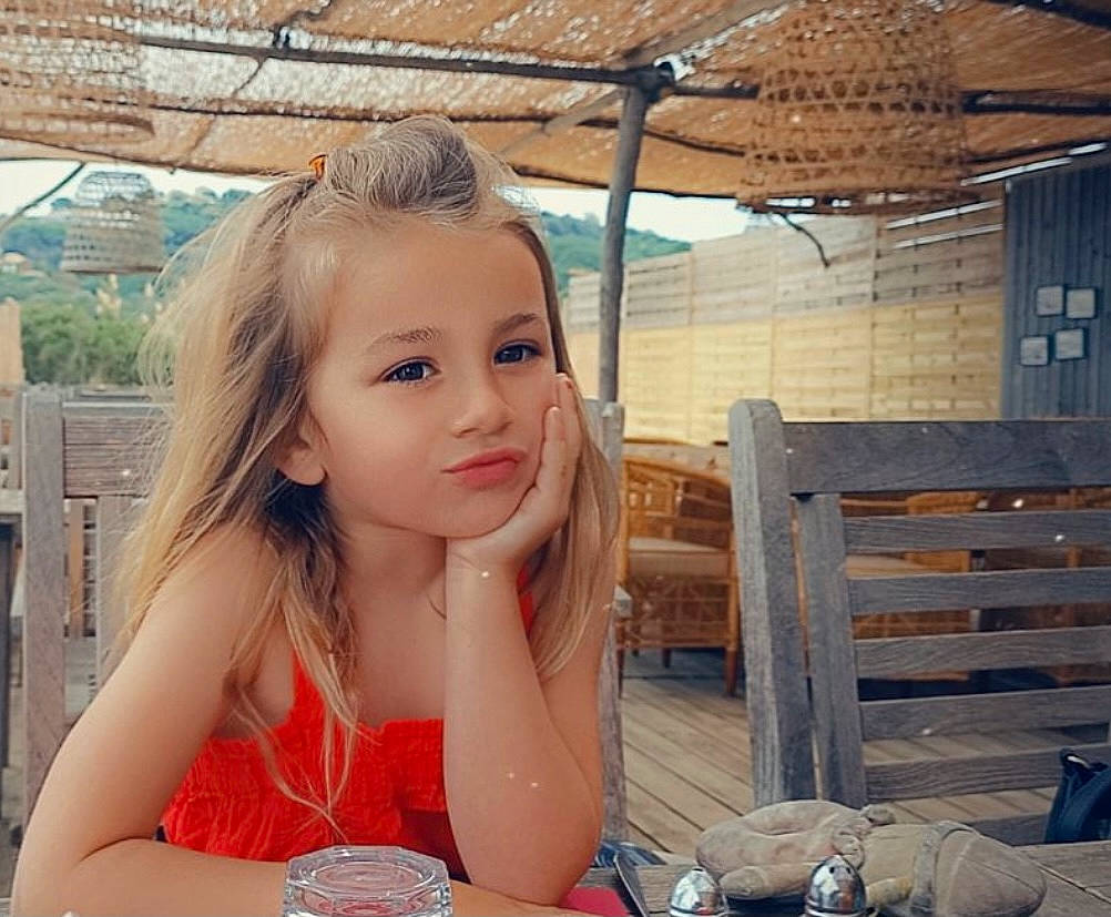 Kendall a rejoint le concours — aidez-le/la à gagner de superbes lots ! brown_hair, chair, child, drink, eyelash, fun, glass, happy, leisure, lip, long_hair, nail, person, portrait_photography, recreation, sitting, table, tableware, toddler, vacation