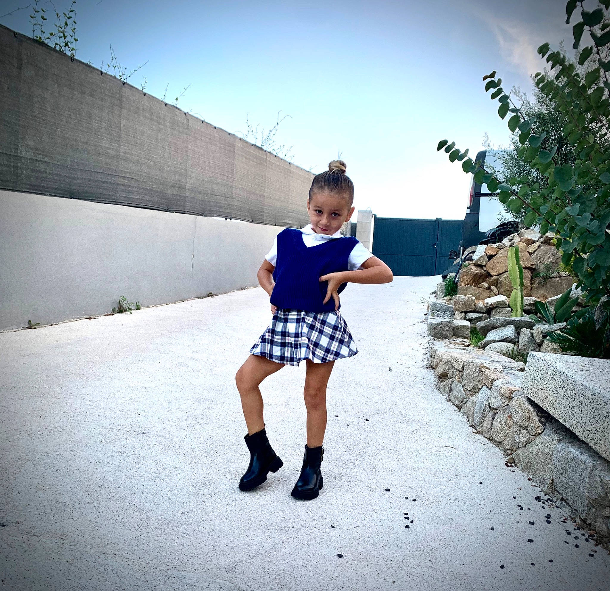 Kendall participe au concours pour gagner de l'argent avec cette photo : asphalt, azure, cloud, electric_blue, eyewear, flash_photography, happy, human_leg, joy, knee, leisure, morning, people_in_nature, person, plant, road, road_surface, rolling, shorts, sky