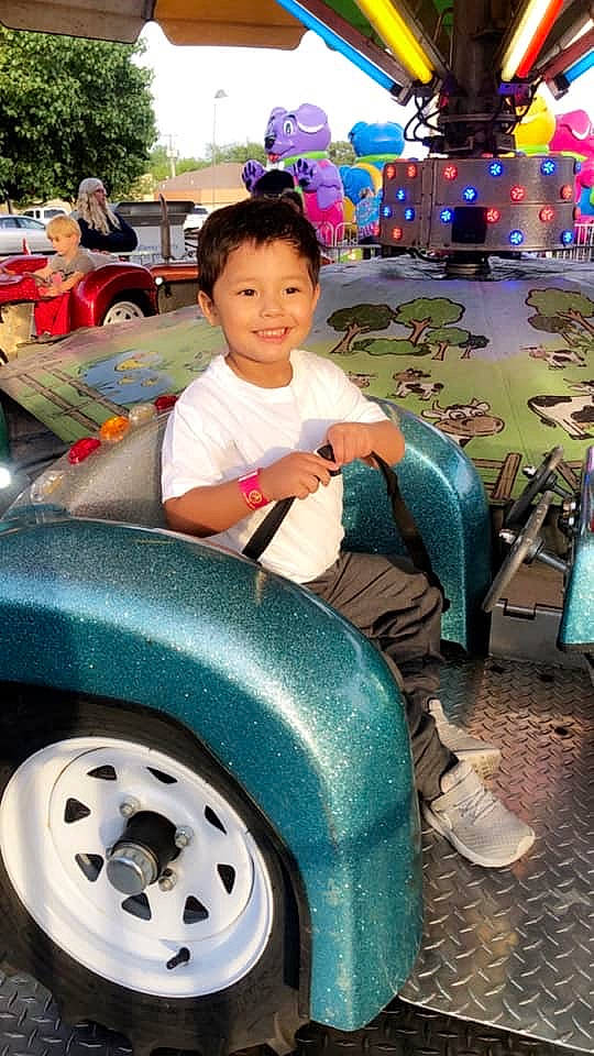 Calin is registered to the contest to win money with this photo: auto_part, automotive_exterior, automotive_tire, automotive_wheel_system, bumper, car, child, city_car, fun, joy, motor_vehicle, person, play, rim, tire, toddler, vehicle, wheel