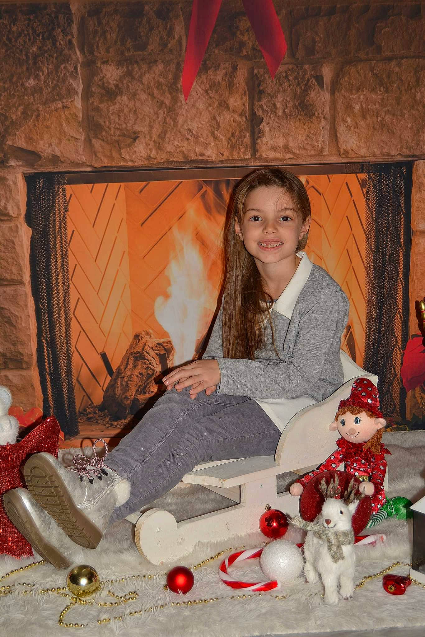 Louna participe au concours pour gagner de l'argent avec cette photo : carmine, christmas, christmas_decoration, christmas_eve, christmas_ornament, comfort, event, flash_photography, fur, happy, holiday, houseplant, interior_design, joy, lap, ornament, person, red, room, sitting