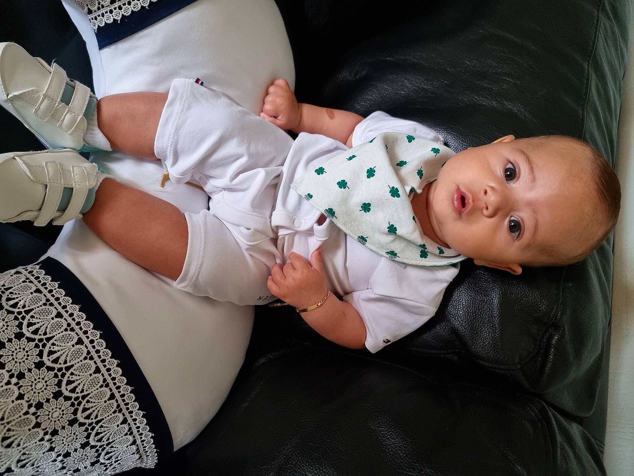 Nazzareno a rejoint le concours — aidez-le/la à gagner de superbes lots ! baby, baby_toddler_clothing, child, comfort, dress, elbow, finger, gesture, hand, human_body, knee, leg, pattern, person, pink, skin, sleeve, sock, thigh, tie