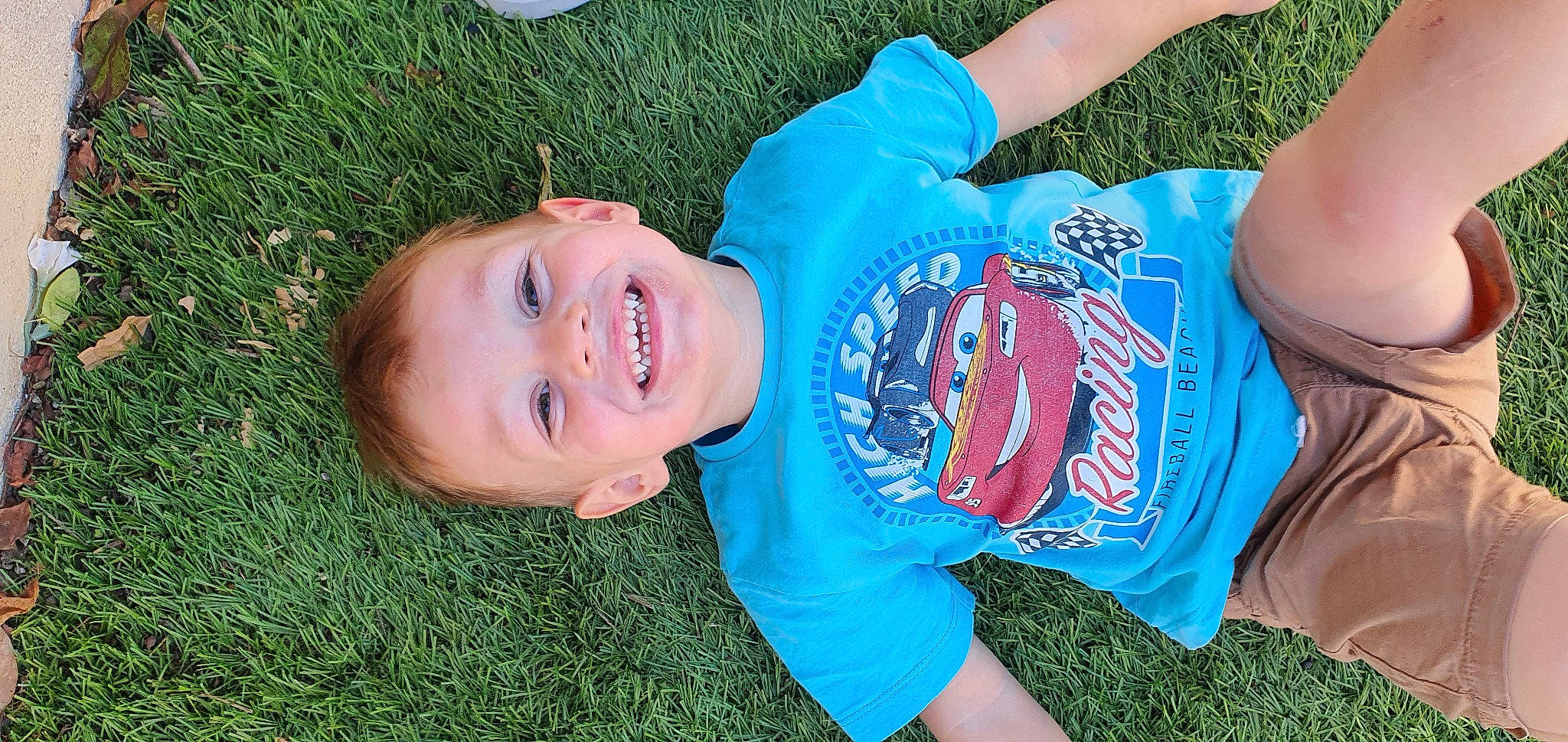 Arthur participe au concours pour gagner de l'argent avec cette photo : child, electric_blue, facial_expression, fun, gesture, grass, grass_family, happy, human_body, joy, lawn, leisure, people, people_in_nature, person, plant, recreation, smile, t_shirt, toddler