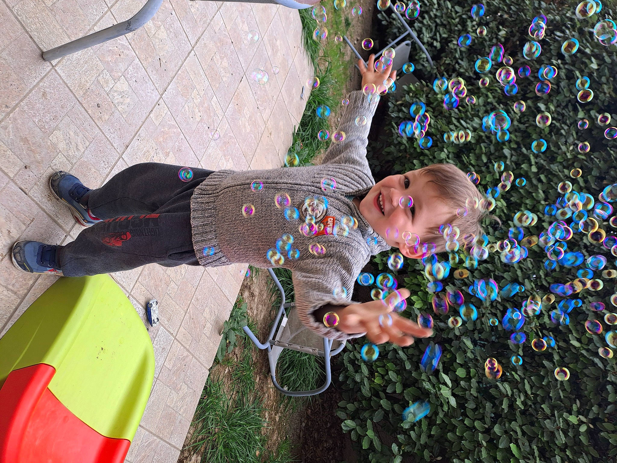 Arthur a rejoint le concours — aidez-le/la à gagner de superbes lots ! child, fun, grass, happy, joy, leisure, pattern, people_in_nature, person, plant, smile, toddler, tree, walking_shoe