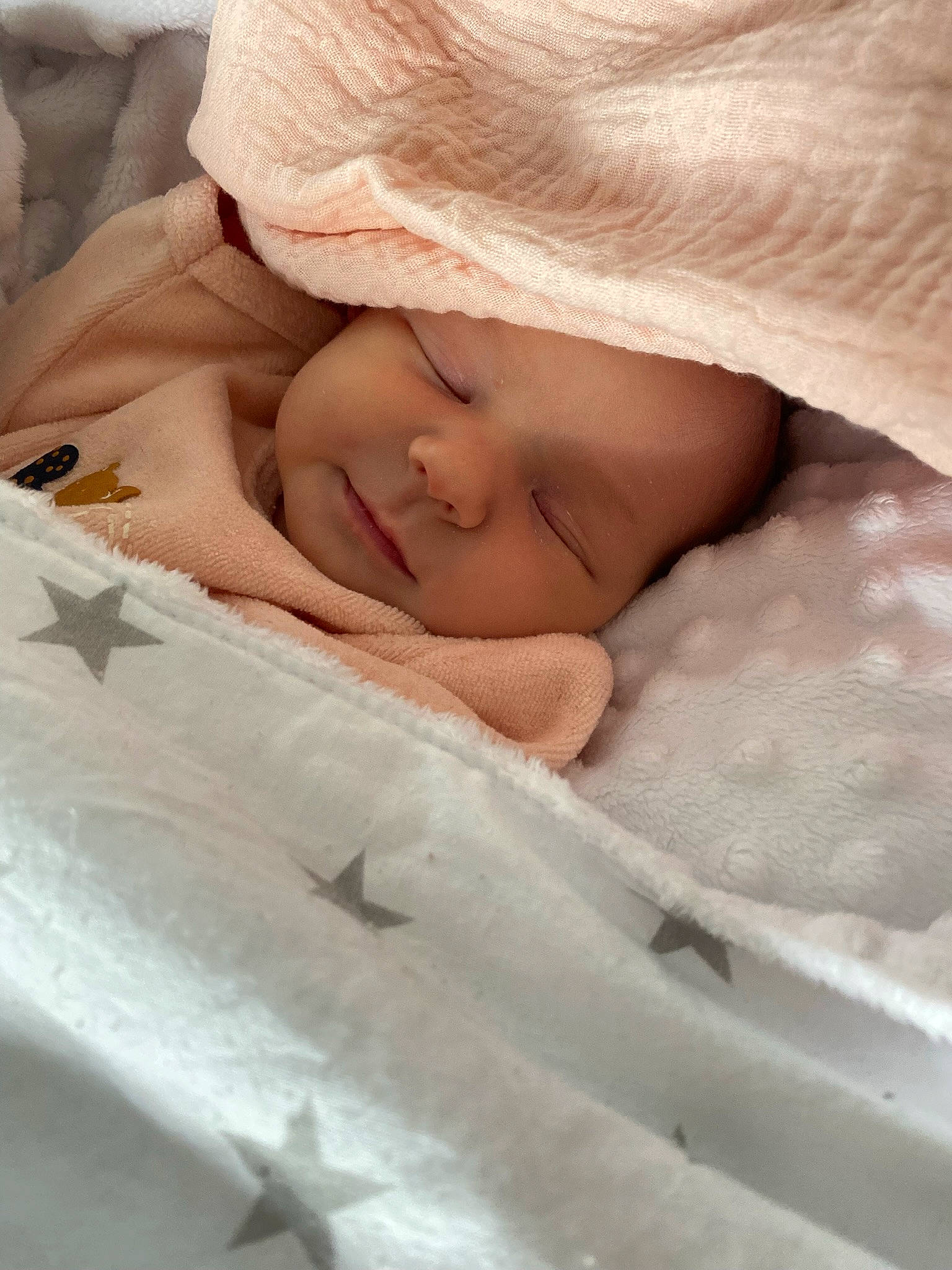 Charlie participe au concours pour gagner de l'argent avec cette photo : baby, baby_products, baby_sleeping, baby_toddler_clothing, bedtime, cheek, child, childbirth, comfort, eye, fur, linens, nap, person, portrait_photography, room, skin, sleep, thumb, toddler