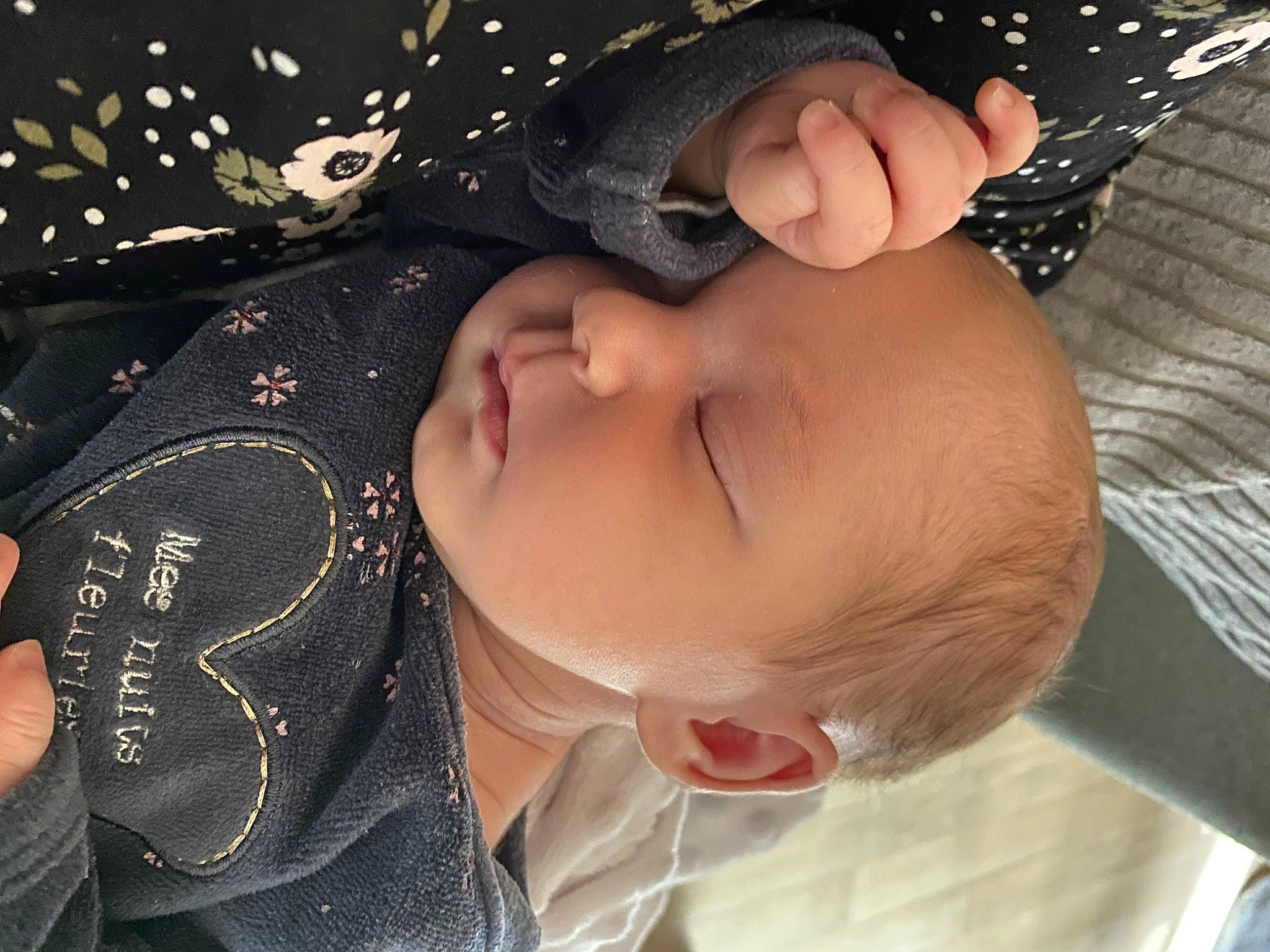 Charlie participe au concours pour gagner de l'argent avec cette photo : baby, baby_toddler_clothing, cheek, chin, ear, eye, eyebrow, eyelash, finger, forehead, gesture, happy, head, human_body, iris, lip, mouth, neck, nose, person