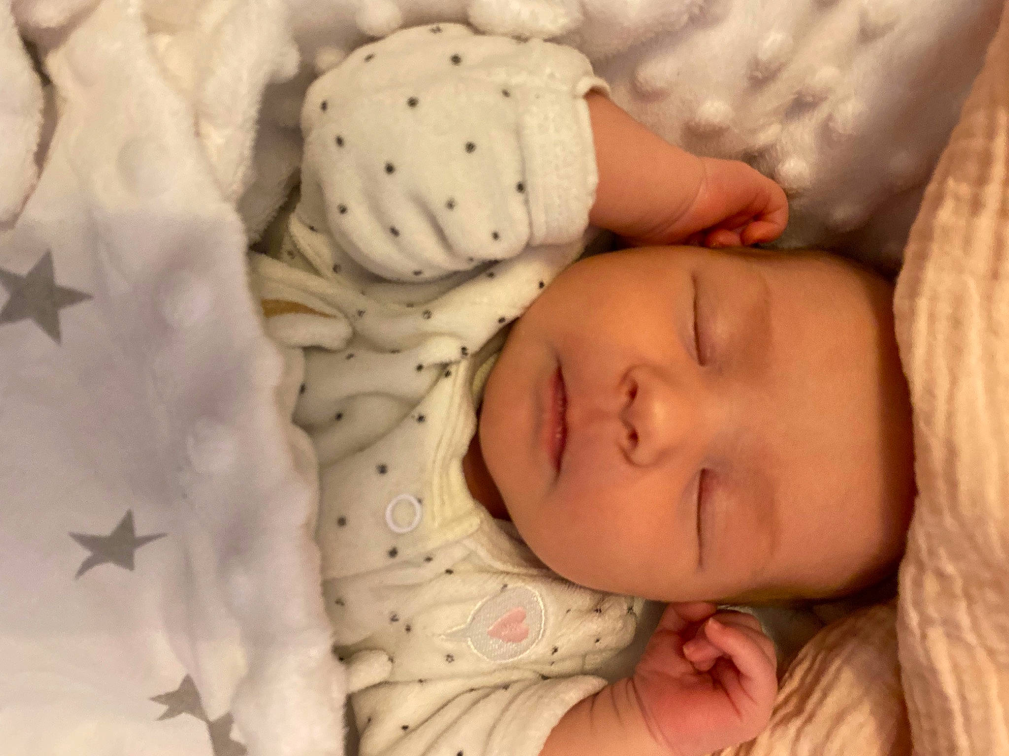 Charlie a rejoint le concours — aidez-le/la à gagner de superbes lots ! baby, baby_products, baby_safety, baby_sleeping, baby_toddler_clothing, bedtime, cheek, child, comfort, finger, head, human_body, linens, nap, pattern, person, room, skin, textile, toddler