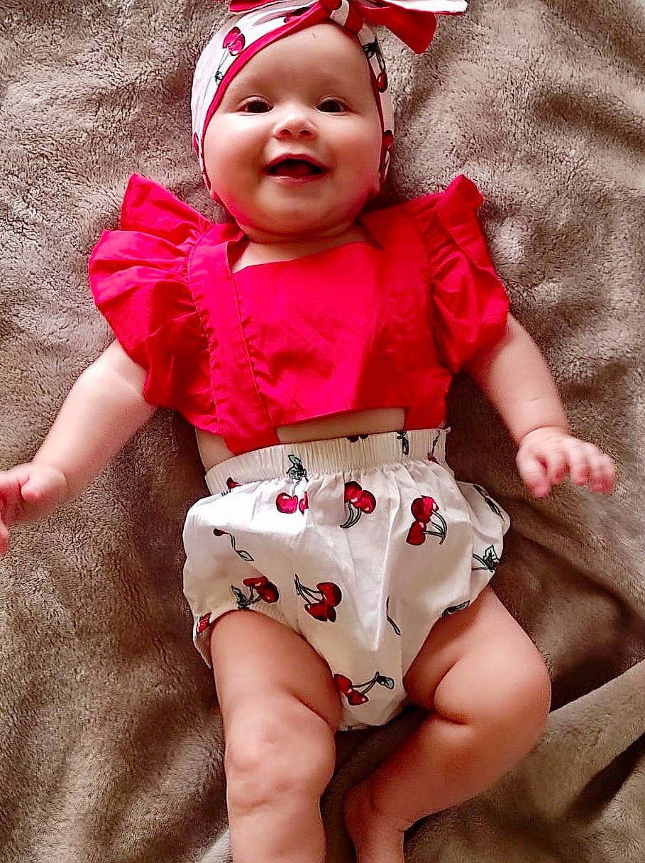 Leilou participe au concours pour gagner de l'argent avec cette photo : baby, baby_toddler_clothing, dress, face, finger, glasses, happy, head, headgear, headwear, human_body, joy, leg, lip, person, pink, red, skin, sleeve, smile
