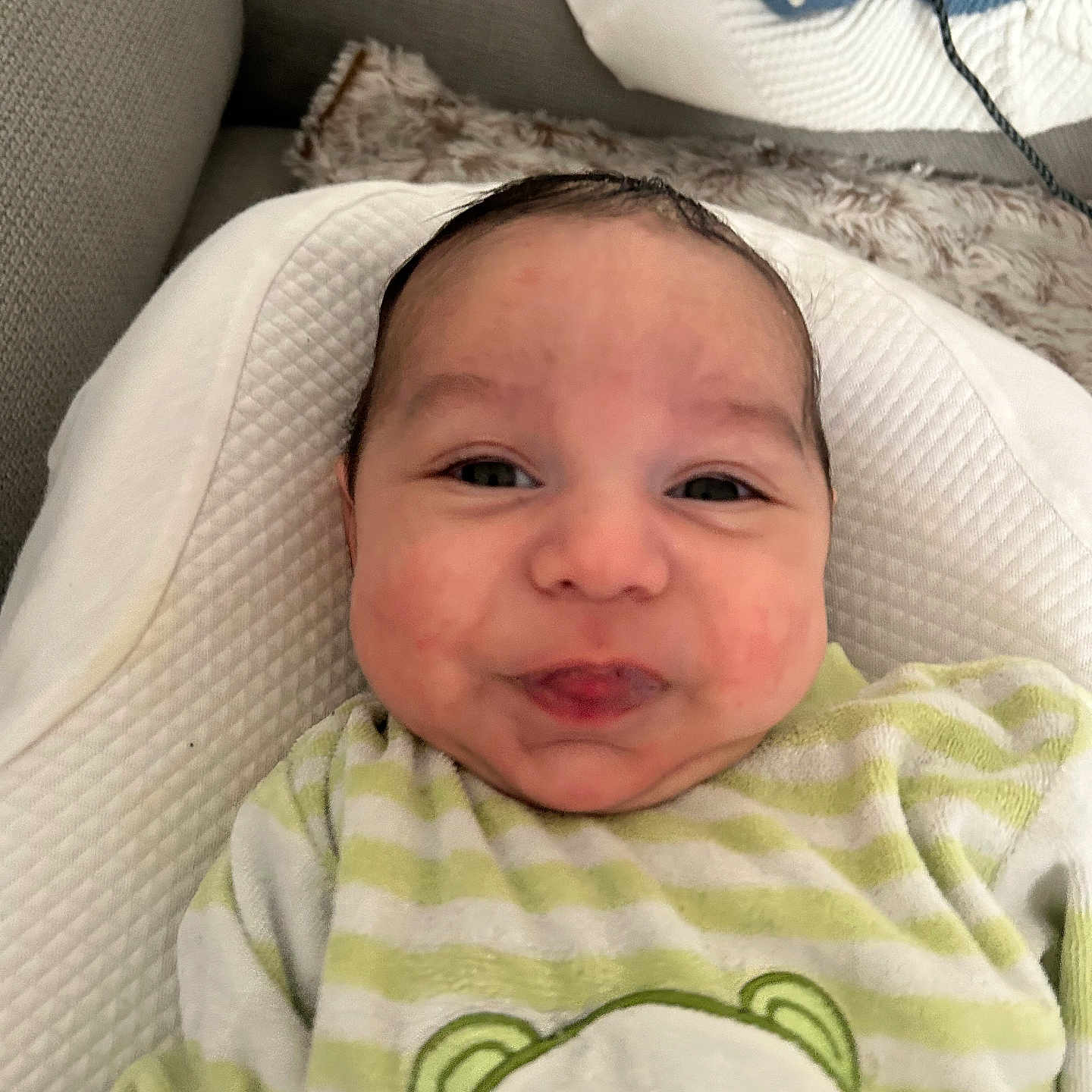 Liam participe au concours pour gagner de l'argent avec cette photo : baby, bed, blanket, clothing, couch, cushion, face, furniture, happy, hat, head, homedecor, linen, newborn, person, photography, portrait, quilt, selfie, smile