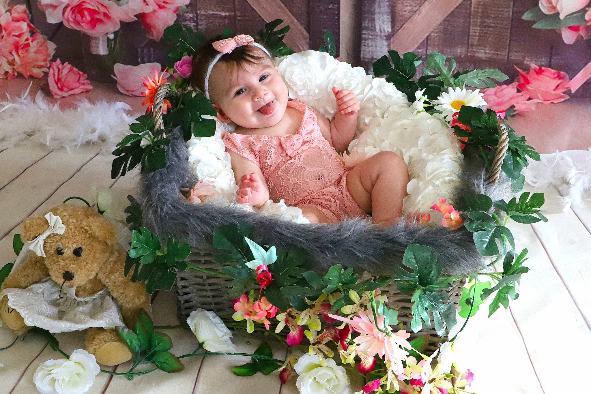 Charly a rejoint le concours — aidez-le/la à gagner de superbes lots ! artificial_flower, baby, bouquet, christmas_decoration, cut_flowers, event, floristry, flower, flower_arranging, garden_roses, grass, happy, hybrid_tea_rose, joy, leaf, person, petal, pink, plant, rose