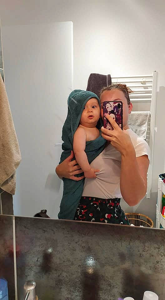 Izaya a rejoint le concours — aidez-le/la à gagner de superbes lots ! art, belt, child, event, eyewear, fashion_design, flash_photography, flooring, friendship, fun, gesture, happy, headwear, jewellery, leisure, magenta, person, selfie, shoulder, t_shirt