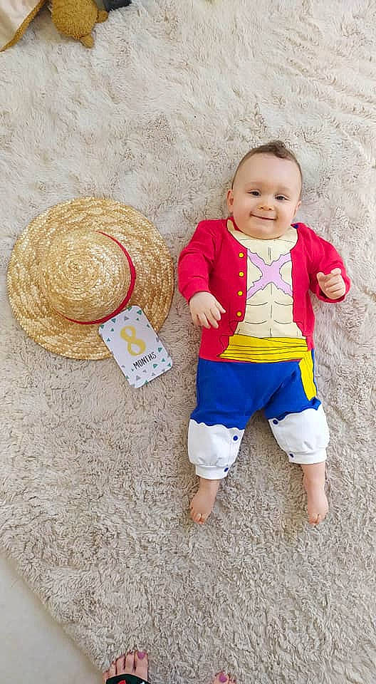 Izaya a rejoint le concours — aidez-le/la à gagner de superbes lots ! baby, baby_toddler_clothing, basket, child, fashion_accessory, foot, fun, happy, headgear, human_leg, joy, people_in_nature, person, recreation, sitting, sleeve, smile, sun_hat, t_shirt, toddler