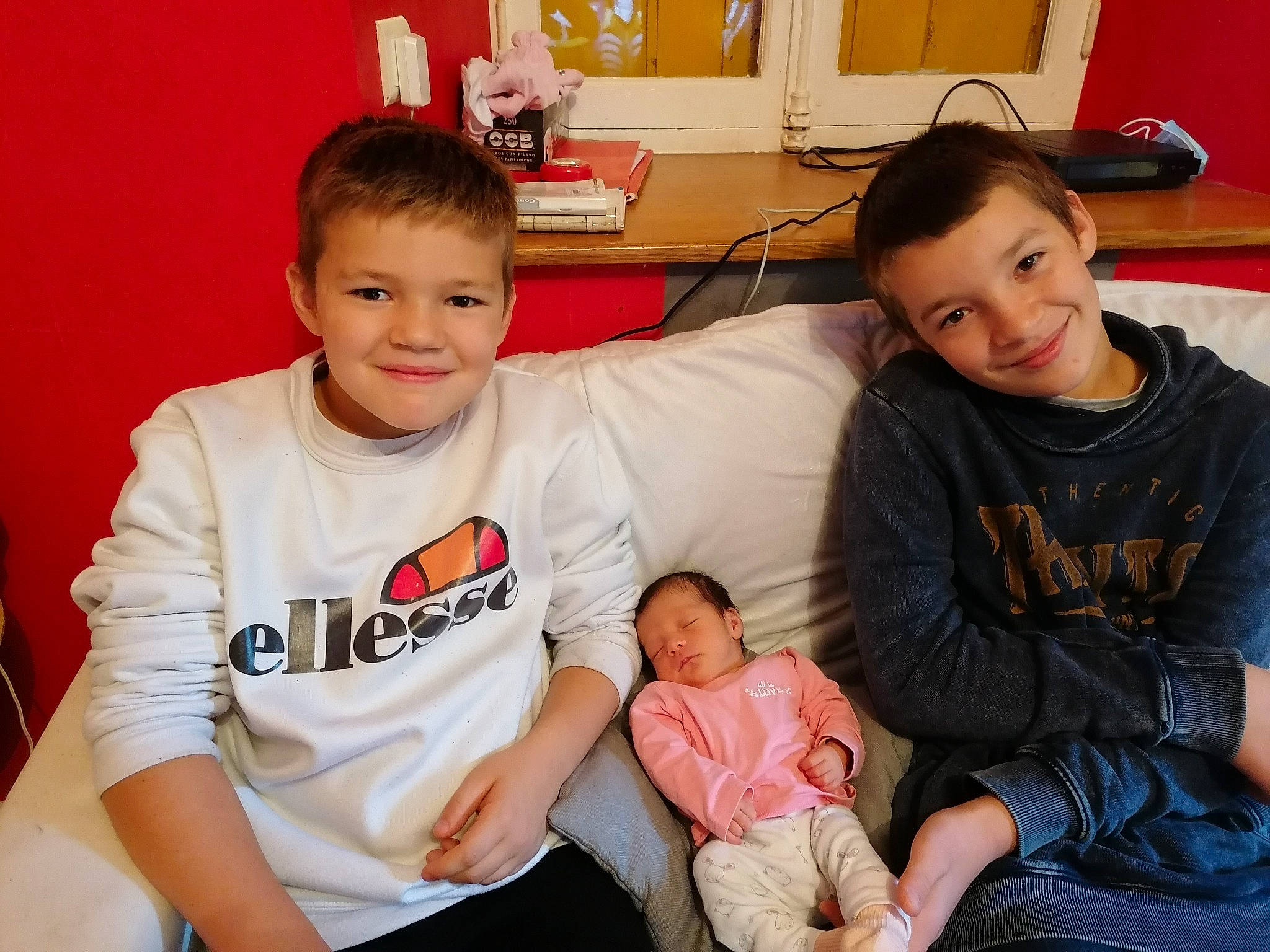 Laëna participe au concours pour gagner de l'argent avec cette photo : arm, baby, baby_toddler_clothing, child, comfort, couch, event, finger, fun, happy, joy, lap, mouth, muscle, person, sharing, skin, sleeve, smile, t_shirt