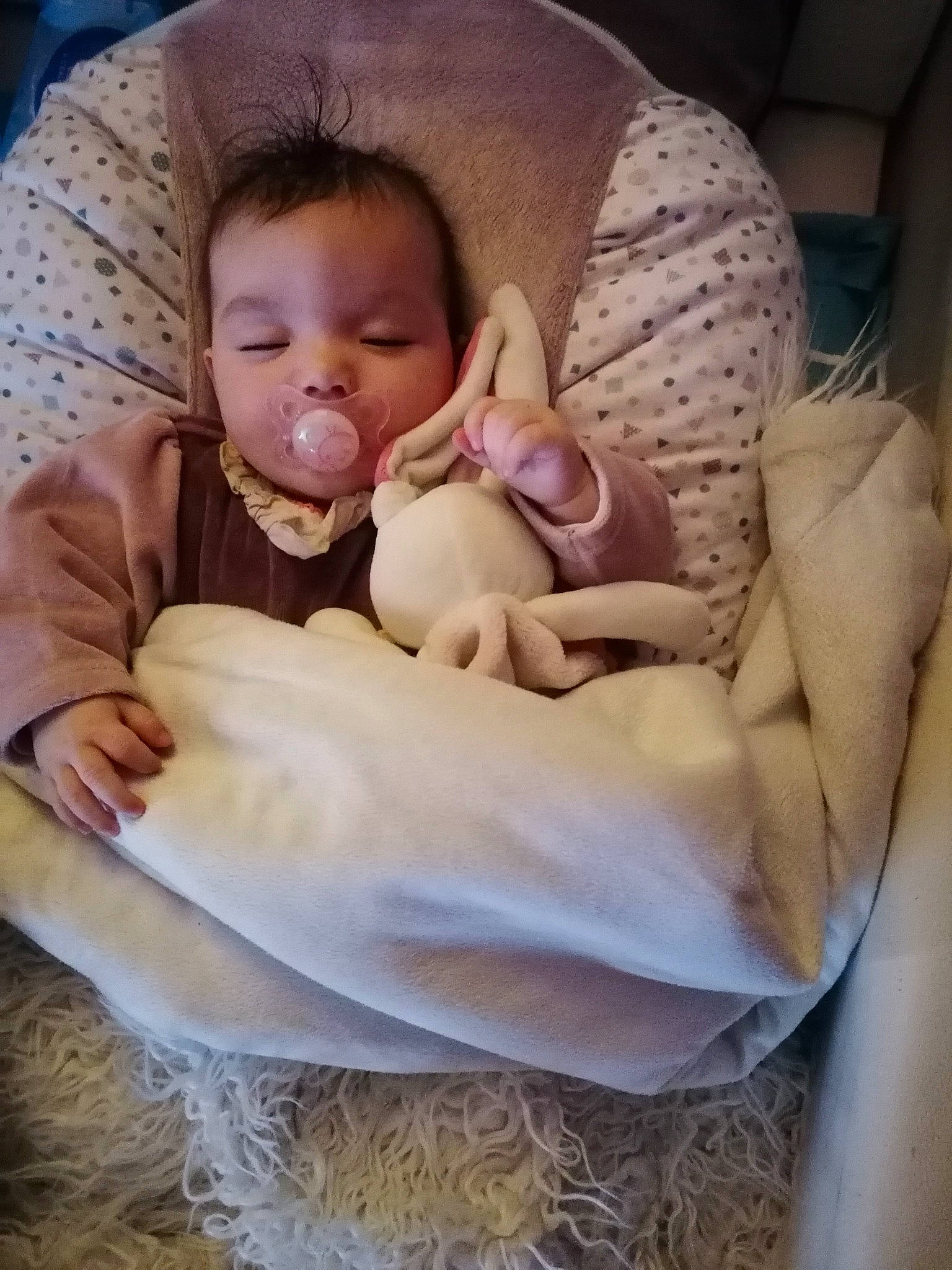 Laëna participe au concours pour gagner de l'argent avec cette photo : baby, baby_products, baby_sleeping, baby_toddler_clothing, chair, cheek, child, comfort, eye, hand, happy, head, headgear, human_body, lap, linens, person, sitting, skin, toddler