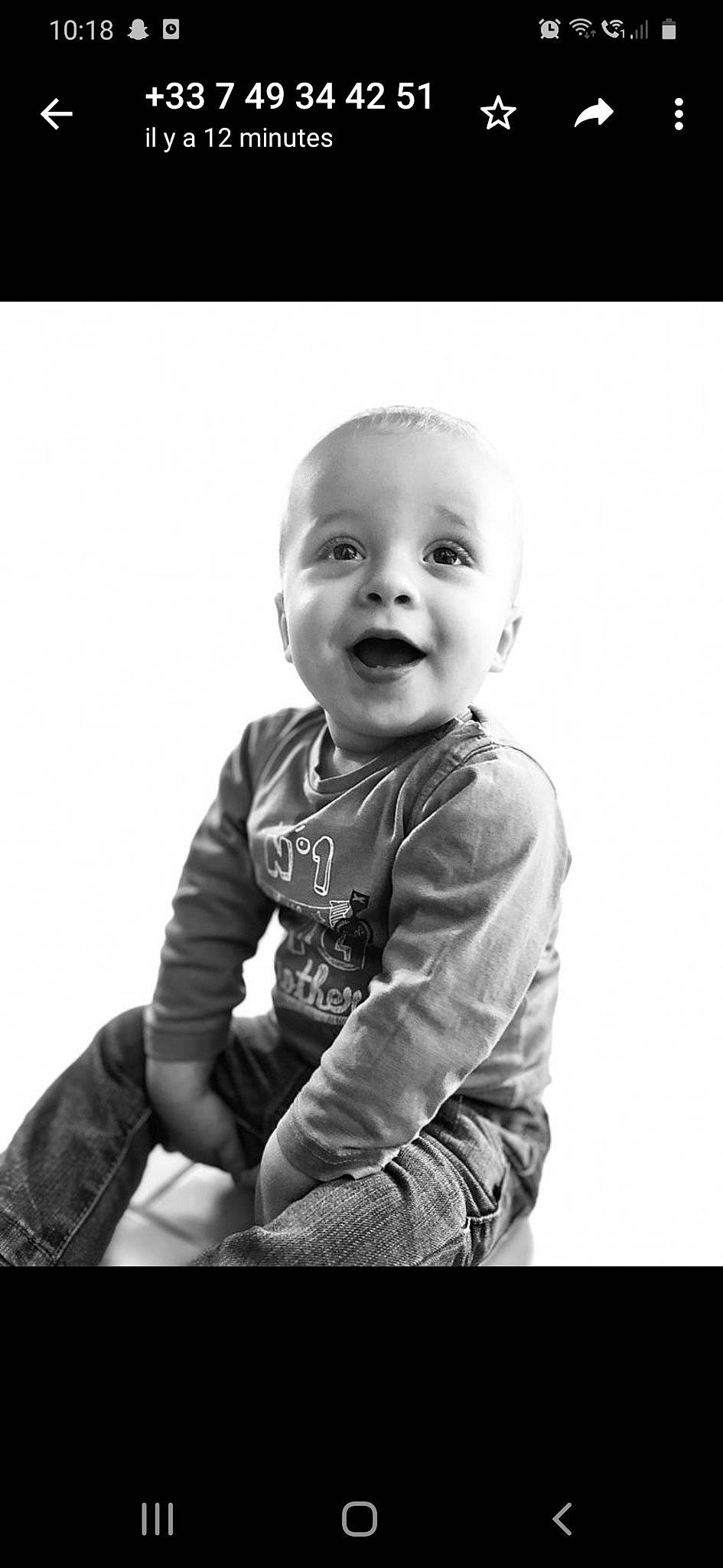 Ulysse a rejoint le concours — aidez-le/la à gagner de superbes lots ! arm, art, baby, baby_toddler_clothing, black_and_white, cheek, child, eye, flash_photography, gesture, happy, head, monochrome, monochrome_photography, person, sitting, sleeve, smile, stock_photography, t_shirt