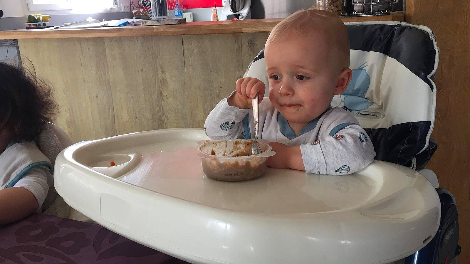 Ulysse participe au concours pour gagner de l'argent avec cette photo : baby, chair, child, cuisine, dish, dishware, facial_expression, finger, food, food_craving, fun, hairstyle, person, plate, product, sharing, shelf, skin, table, tableware