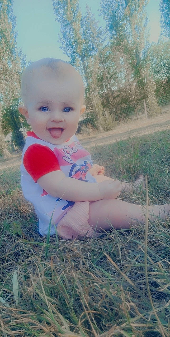 Manon participe au concours pour gagner de l'argent avec cette photo : baby, baby_toddler_clothing, fun, grass, grass_family, grassland, happy, leaf, meadow, morning, people_in_nature, person, plant, skin, sky, smile, standing, summer, sunlight, toddler