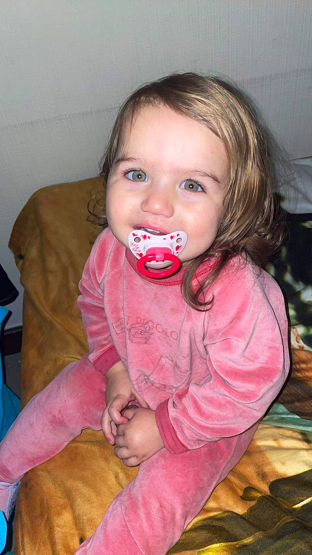 Shelsy a rejoint le concours — aidez-le/la à gagner de superbes lots ! baby, baby_toddler_clothing, cheek, dress, eye, eyebrow, eyelash, hairstyle, happy, head, human_body, iris, lip, mouth, neck, nose, person, pink, skin, sleeve